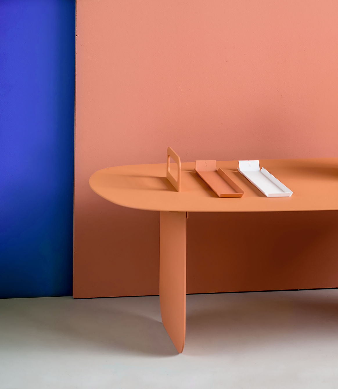 Models presenting a neutral paper-inspired tray product